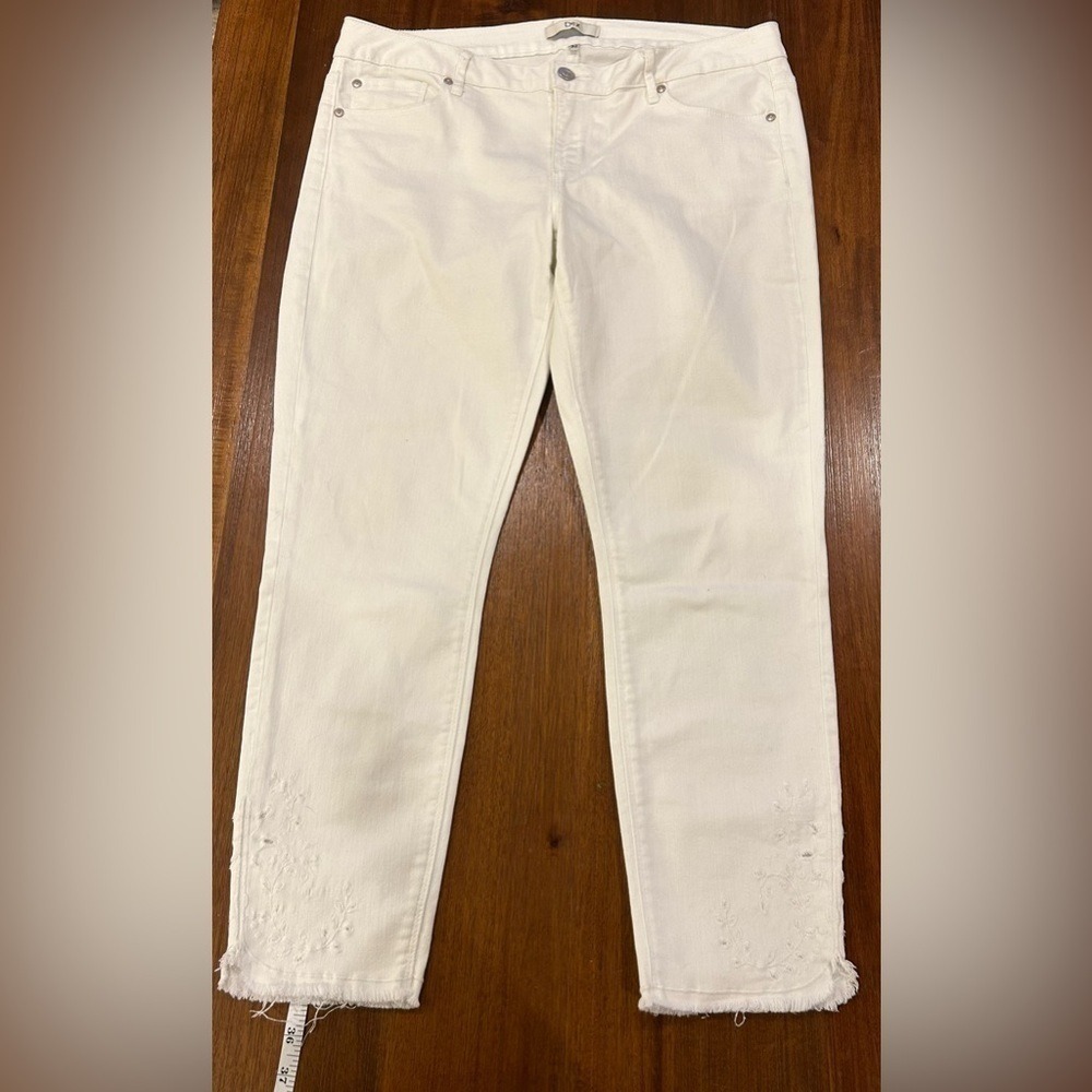 Dex White Crop Jeans - Size 32 - Frayed/Raw Hem Embroidered Detail 
Stretch EUC